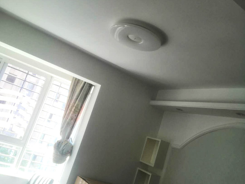 浴室柜及燈具安裝：安裝前，檢查零配件是否齊全。安裝三角閥，確保冷熱進水管保持齊平。測量距離，安裝下水管。涂抹膠水要均勻，確保管與管間連接緊密。安裝柜角，看所有角是否在同一水平。裝好后可做適當(dāng)?shù)恼{(diào)整。將浴室柜靠墻放好?？催M出水管位置是否得當(dāng)，不合適時需做一定改動。安裝臺盆的龍頭。龍頭最好與浴室柜配套購買，這樣出水角度較為適合。用螺母固定臺盆龍頭。固定時一只手要扶好龍頭，以免裝好后位置偏離。將裝好龍頭的臺盆放在浴室柜上，調(diào)整位置到最佳為止。連接臺盆的進出水管及下水，長度適當(dāng)，位置合理。裝好柜體的把手，并進行適