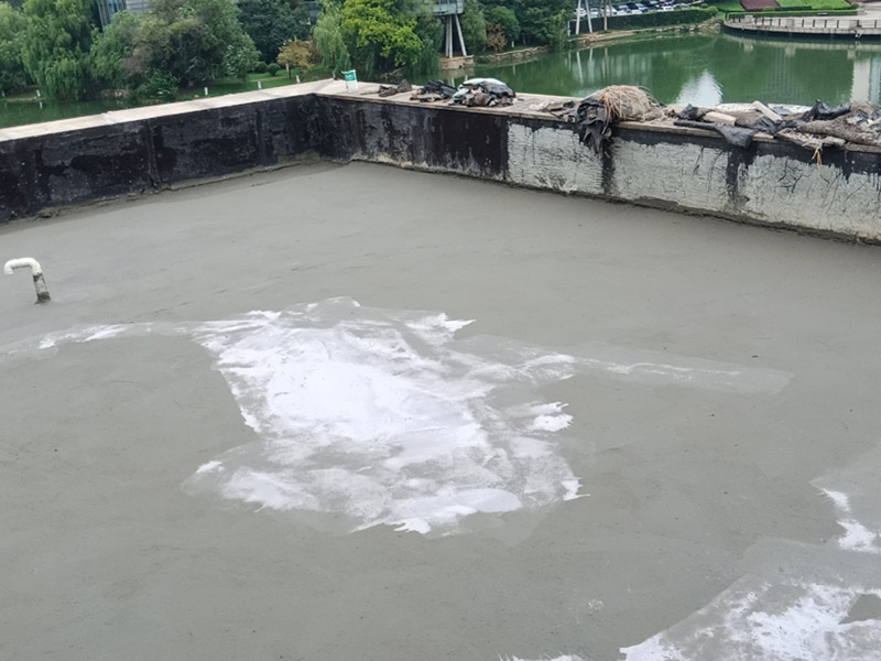 樓頂防水施工：樓頂防水施工之前，首先要確定樓頂是否能夠正常排水，如果可以才能進(jìn)行防水施工；若樓頂設(shè)有比較多的漏水點(diǎn)，可以先在樓頂鋪一層卷材防水材料，鋪完別忘了還要再鋪一層保護(hù)層;在樓頂出現(xiàn)裂縫的情況下，應(yīng)先用堵漏材料修補(bǔ)裂縫，然后在裂縫四周涂抹一層水泥基防水涂料，再用水泥砂漿做一個(gè)保護(hù)層。