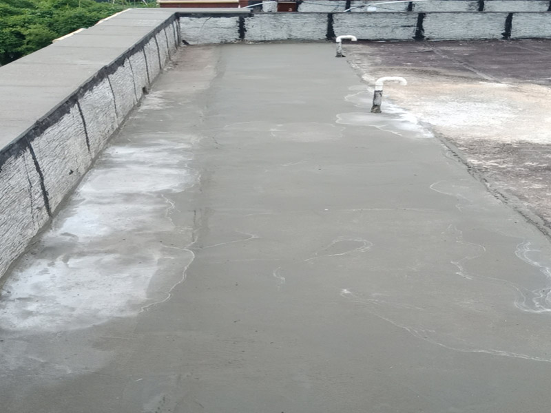 樓頂防水施工：樓頂防水施工之前，首先要確定樓頂是否能夠正常排水，如果可以才能進(jìn)行防水施工；若樓頂設(shè)有比較多的漏水點(diǎn)，可以先在樓頂鋪一層卷材防水材料，鋪完別忘了還要再鋪一層保護(hù)層;在樓頂出現(xiàn)裂縫的情況下，應(yīng)先用堵漏材料修補(bǔ)裂縫，然后在裂縫四周涂抹一層水泥基防水涂料，再用水泥砂漿做一個(gè)保護(hù)層。