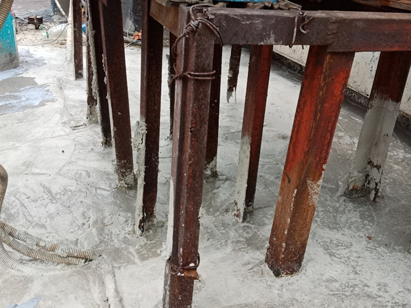 樓頂防水施工：樓頂防水施工之前，首先要確定樓頂是否能夠正常排水，如果可以才能進(jìn)行防水施工；若樓頂設(shè)有比較多的漏水點(diǎn)，可以先在樓頂鋪一層卷材防水材料，鋪完別忘了還要再鋪一層保護(hù)層;在樓頂出現(xiàn)裂縫的情況下，應(yīng)先用堵漏材料修補(bǔ)裂縫，然后在裂縫四周涂抹一層水泥基防水涂料，再用水泥砂漿做一個(gè)保護(hù)層。