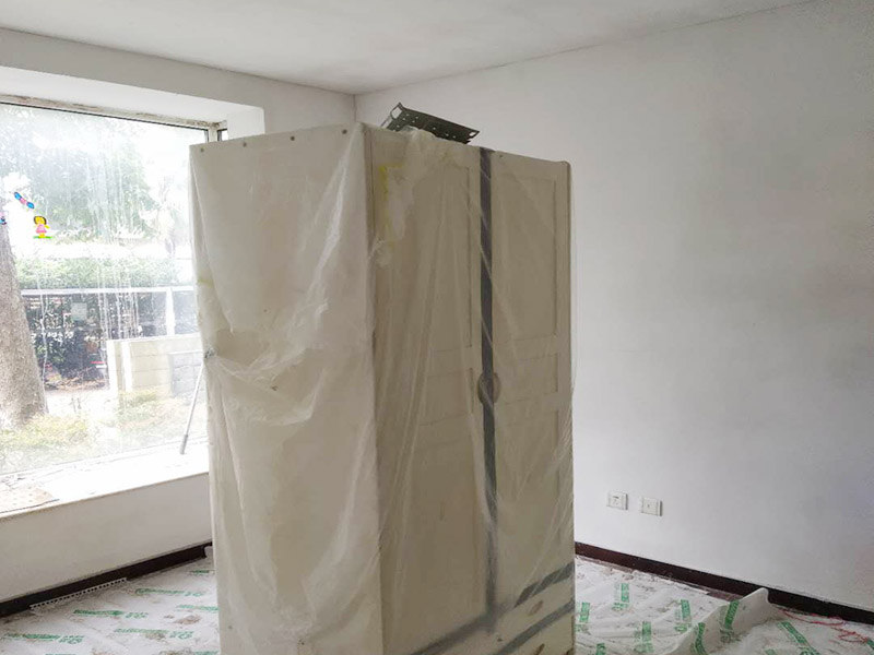 墻面鏟除翻新家具保護(hù)：舊墻的基本處理包括清理舊墻面原有的乳膠漆和膩?zhàn)訉拥溺P除、木裝修、其他表面裝飾物（如壁紙）的拆除，如果只是裝修了一兩年的墻面，墻面的膩?zhàn)涌梢圆挥苗P除，用鋼刷和砂紙打磨墻面后就可以重新涂刷乳膠漆，如果裝修時(shí)間較長(zhǎng)的就需要將膩?zhàn)訉隅P除后再進(jìn)行后續(xù)工序。切記舊墻面一定要進(jìn)行處理，不能直接涂刷，粉化嚴(yán)重的墻面要鏟除后，抹上一層白水泥，再進(jìn)行涂刷。 墻面涂刷底漆的作用是抗堿防潮、封固基材、保護(hù)面漆，提高面漆的質(zhì)感和遮蓋力。如果沒(méi)有刷底漆就直接上面漆的話，時(shí)間一長(zhǎng)墻面就容易起泡、發(fā)霉，經(jīng)陽(yáng)光長(zhǎng)時(shí)間照射也會(huì)發(fā)生墻面變色的情況。