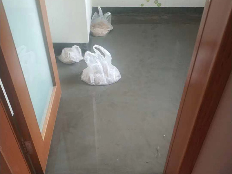 廁所地面閉水試驗(yàn)：防水施工完成，24小時(shí)后可做閉水試驗(yàn)；把地漏和管道口周邊進(jìn)行暫時(shí)封堵；在門(mén)口砌20CM高的擋墻；開(kāi)始蓄水，深度5-20厘米，做好水位標(biāo)記；蓄水時(shí)間48～72小時(shí)；第一天閉水后，看水位線是否有明顯下降，如果有，請(qǐng)及時(shí)檢查樓下屋頂和管道周邊是否有滲漏，如果沒(méi)有，繼續(xù)閉水；第三天閉水完畢，全面檢查樓下天花板和屋頂管道周邊。完全合格后進(jìn)行下一道工序。