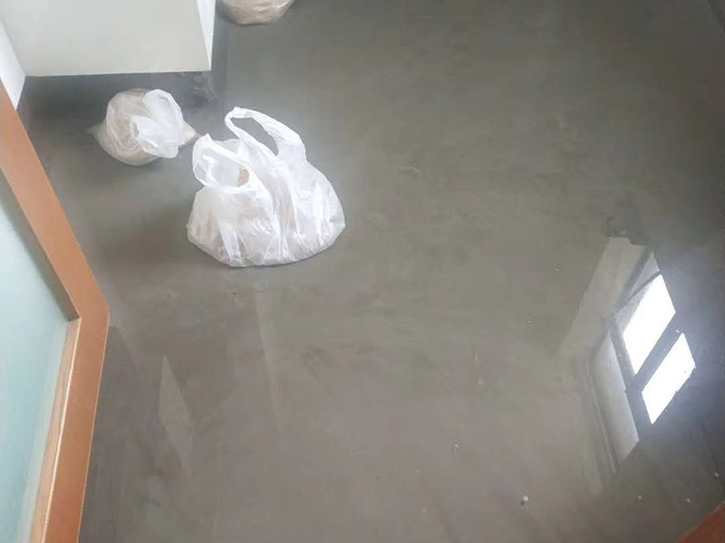 廁所地面閉水試驗(yàn)：防水施工完成，24小時(shí)后可做閉水試驗(yàn)；把地漏和管道口周邊進(jìn)行暫時(shí)封堵；在門(mén)口砌20CM高的擋墻；開(kāi)始蓄水，深度5-20厘米，做好水位標(biāo)記；蓄水時(shí)間48～72小時(shí)；第一天閉水后，看水位線是否有明顯下降，如果有，請(qǐng)及時(shí)檢查樓下屋頂和管道周邊是否有滲漏，如果沒(méi)有，繼續(xù)閉水；第三天閉水完畢，全面檢查樓下天花板和屋頂管道周邊。完全合格后進(jìn)行下一道工序。