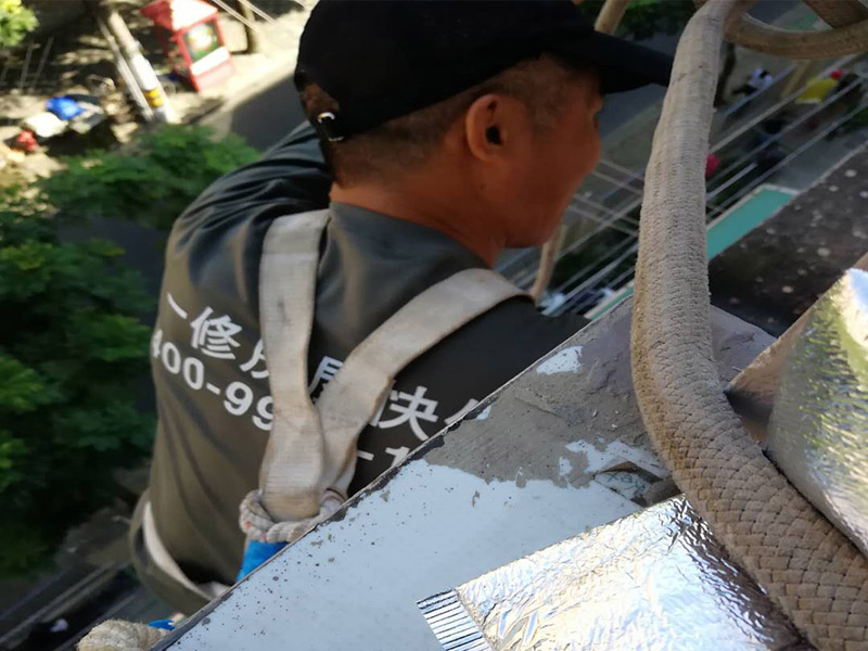 外墻下水管安裝：安裝準備→預(yù)制加工→干管安裝→立管安裝→支管安裝→卡件固定 →封口堵洞→閉水試驗→通水試驗 首先剔出吊卡孔洞或復(fù)查預(yù)埋件是否合適。清理場地，按需要支搭操作平臺。將預(yù)制好的支管按編號運至現(xiàn)場。清除各粘接部位的污物及水分。將支管水平初步吊起，涂抹粘接劑，用力推入預(yù)留管口。