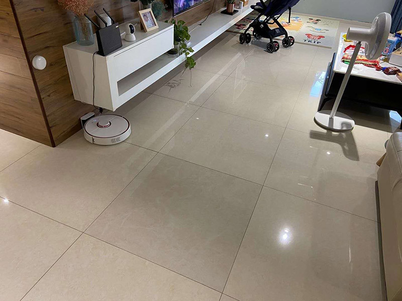 客廳瓷磚修補(bǔ):如果只是瓷磚脫落，砂漿留在墻、地面上沒有松動，解決辦法就是將瓷磚背面和側(cè)面殘留的砂漿刮干凈，然后在瓷磚背面涂上一層均勻的砂漿，并按回原位。如果砂漿和瓷磚一起掉落，處理辦法就是先在墻、地面基礎(chǔ)面上鑿些毛坑，然后在基礎(chǔ)面上一層砂漿，然后將瓷磚壓上去，直至瓷磚固定在上面。 瓷磚脫落一般都是因?yàn)殇佋O(shè)時用普通水泥砂漿來粘合，水泥砂漿的粘結(jié)力比較低而且特別容易受環(huán)境因素影響，經(jīng)常會有瓷磚空鼓甚至脫落現(xiàn)象。如果出現(xiàn)這樣的現(xiàn)象最好換用粘結(jié)力強(qiáng)，具有防水性的瓷磚膠。