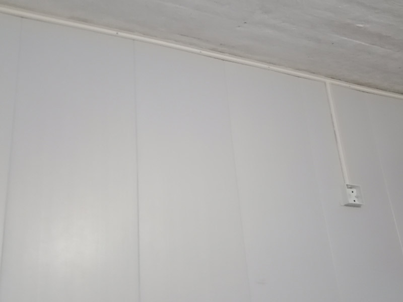 電路明線安裝:一般線路維修的時候首先肯定是尋找出問題的地方，這個過程跟明線暗線沒有太大的關(guān)系，就算是線壞了，電工也不會靠肉眼去找，都是要借助儀器的。暗線雖然被埋在墻里或地下，但是所有的電線都使用了穿線管，把舊線拉出來換上新線還是可以的，而且維修后表面也不會出現(xiàn)痕跡，只是過程比較麻煩。 而明線的布線方法首先需要看電線的走線位置，將前面擋住的物體移開，然后維修電線，整個過程相當于重新安裝了一次電線，存在區(qū)別的是明線維修后會留下痕跡。