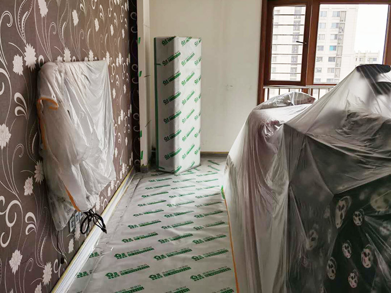 家具成品保護(hù)：各類裝修物料的進(jìn)場、建筑裝修的清理都必須經(jīng)過入戶門。在對物品進(jìn)行搬運(yùn)時(shí)，難免會(huì)與入戶門發(fā)生磕碰及摩擦。因此，在進(jìn)行成品保護(hù)時(shí)，我們首先要做好入戶門的保護(hù)。 　　建議，在裝修開工前知道家具家電進(jìn)場，都應(yīng)當(dāng)使用成品保護(hù)膜將入戶門進(jìn)行包裹。 進(jìn)行裝修施工時(shí)，磁環(huán)邊鋪邊勾縫，在崗鋪設(shè)的瓷磚、地板上堆放雜物、走動(dòng)踩踏，地板沒有使用成品保護(hù)膜覆蓋等都會(huì)影響瓷磚及地板的鋪貼效果，使瓷磚出現(xiàn)施工質(zhì)量問題。