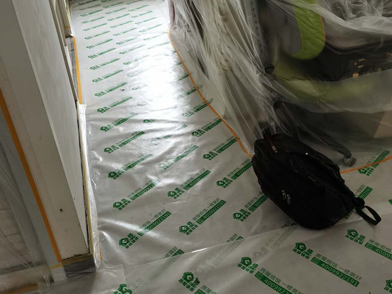 家具成品保護(hù)：各類裝修物料的進(jìn)場、建筑裝修的清理都必須經(jīng)過入戶門。在對物品進(jìn)行搬運(yùn)時(shí)，難免會(huì)與入戶門發(fā)生磕碰及摩擦。因此，在進(jìn)行成品保護(hù)時(shí)，我們首先要做好入戶門的保護(hù)。 　　建議，在裝修開工前知道家具家電進(jìn)場，都應(yīng)當(dāng)使用成品保護(hù)膜將入戶門進(jìn)行包裹。 進(jìn)行裝修施工時(shí)，磁環(huán)邊鋪邊勾縫，在崗鋪設(shè)的瓷磚、地板上堆放雜物、走動(dòng)踩踏，地板沒有使用成品保護(hù)膜覆蓋等都會(huì)影響瓷磚及地板的鋪貼效果，使瓷磚出現(xiàn)施工質(zhì)量問題。