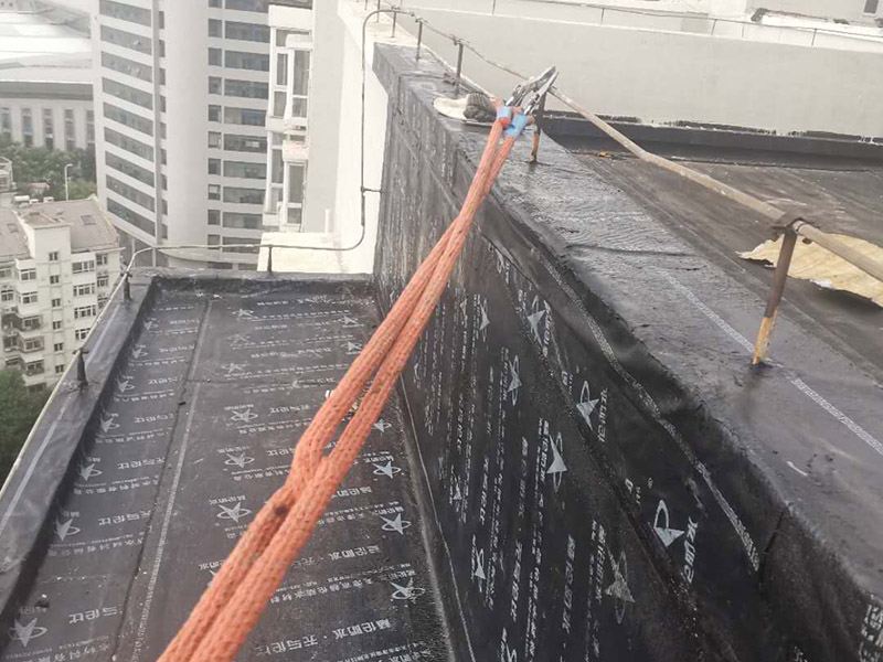 陽臺屋頂鋪防水：首先為陽臺封裝防水，由于是防水工作的第一道防線，因此是千萬不可馬虎的，在做陽臺封裝時，在選材方面就需要選擇防水防潮的材料，在施工過程中應注意做好密閉，若沒有做好封裝的話，陽臺的防水將會大打折扣。 在鋪設前用天驕廠家推薦的基材處理劑需均勻涂刷需要鋪設的所有屋面；將準備好的改性瀝青防水卷材鋪設在屋頂?shù)谋砻?，具體的尺寸根據(jù)實際的應用要求；防水膜安裝應采用氣缸式丙烷烤燈，剪裁應使用專業(yè)的切割工具。一切準備完成后將卷材放置在正確的位置，然后將其重新卷好，注意不要改變鋪設方向。
