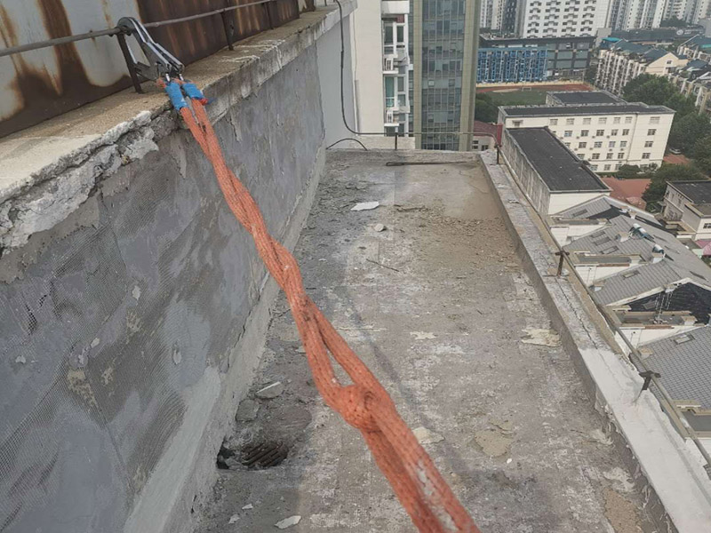 陽臺屋頂鋪防水：首先為陽臺封裝防水，由于是防水工作的第一道防線，因此是千萬不可馬虎的，在做陽臺封裝時，在選材方面就需要選擇防水防潮的材料，在施工過程中應注意做好密閉，若沒有做好封裝的話，陽臺的防水將會大打折扣。 在鋪設前用天驕廠家推薦的基材處理劑需均勻涂刷需要鋪設的所有屋面；將準備好的改性瀝青防水卷材鋪設在屋頂?shù)谋砻?，具體的尺寸根據(jù)實際的應用要求；防水膜安裝應采用氣缸式丙烷烤燈，剪裁應使用專業(yè)的切割工具。一切準備完成后將卷材放置在正確的位置，然后將其重新卷好，注意不要改變鋪設方向。