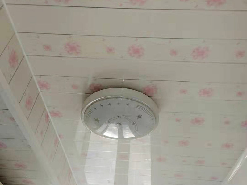 浴室燈具安裝：對于浴室燈具安裝的高度來說，一般規(guī)定是燈具安裝高度不低于2米，當(dāng)燈具安裝高度低于2.4米時，其燈具外殼的金屬體必須接零或接地可靠。而在浴室中一般是站著照鏡子的，所以浴室鏡下方離地面的高度至少要有135cm的距離，而燈具的安裝也應(yīng)該滿足浴室鏡高度的要求。如果家庭成員間的身高差距比較大，特別是有孩子的家庭中，可以適當(dāng)?shù)恼{(diào)整浴室鏡的高度。因為浴室是用水頻繁的地方，因而浴室燈具選擇上，盡可能的實用性為主。燈具的造型并且要以安全為主，確保安全衛(wèi)浴每一天。