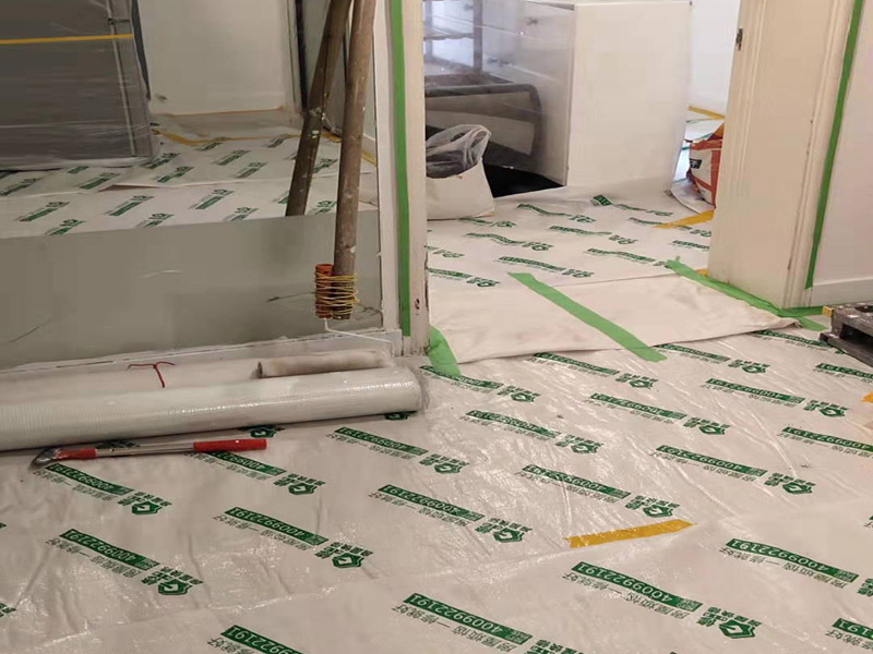 全屋地面保護案例:瓷磚、地板的鋪貼保護 瓷磚、地板的鋪裝，也屬于基礎(chǔ)裝修部分，經(jīng)常發(fā)現(xiàn)瓷磚施工時和施工后都沒有做成品保護工作，具體的表現(xiàn)有：瓷磚邊鋪邊勾縫、在剛鋪的瓷磚、地板上堆放雜物、剛鋪的瓷磚就在上面走動踩踏、地面瓷磚、地板沒有使用成品保護膜覆蓋等，這些都會影響瓷磚的鋪貼效果，造成瓷磚的施工質(zhì)量問題。建議： 1、墻地面瓷磚，在鋪貼未干固的情況下，不要急于勾縫，以免人為的造成瓷磚松動、高低不平，影響施工效果。 2、地面瓷磚干固前，不要在上面走動、堆放雜物，以免造成瓷磚松動、高低不平。 3、地面瓷磚鋪貼完后，使用成品保護膠覆蓋磚面，既可以防止裝修時的沙子磨傷地面，同時也能有效的防止油漆涂料等有色液體滴落磚面，造成地面污染。