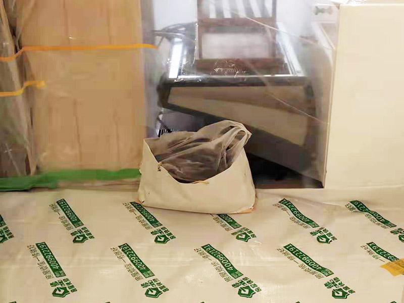 全屋地面保護案例:瓷磚、地板的鋪貼保護 瓷磚、地板的鋪裝，也屬于基礎(chǔ)裝修部分，經(jīng)常發(fā)現(xiàn)瓷磚施工時和施工后都沒有做成品保護工作，具體的表現(xiàn)有：瓷磚邊鋪邊勾縫、在剛鋪的瓷磚、地板上堆放雜物、剛鋪的瓷磚就在上面走動踩踏、地面瓷磚、地板沒有使用成品保護膜覆蓋等，這些都會影響瓷磚的鋪貼效果，造成瓷磚的施工質(zhì)量問題。建議： 1、墻地面瓷磚，在鋪貼未干固的情況下，不要急于勾縫，以免人為的造成瓷磚松動、高低不平，影響施工效果。 2、地面瓷磚干固前，不要在上面走動、堆放雜物，以免造成瓷磚松動、高低不平。 3、地面瓷磚鋪貼完后，使用成品保護膠覆蓋磚面，既可以防止裝修時的沙子磨傷地面，同時也能有效的防止油漆涂料等有色液體滴落磚面，造成地面污染。