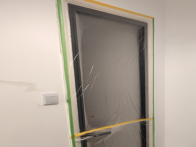 全屋地面保護案例:瓷磚、地板的鋪貼保護 瓷磚、地板的鋪裝，也屬于基礎(chǔ)裝修部分，經(jīng)常發(fā)現(xiàn)瓷磚施工時和施工后都沒有做成品保護工作，具體的表現(xiàn)有：瓷磚邊鋪邊勾縫、在剛鋪的瓷磚、地板上堆放雜物、剛鋪的瓷磚就在上面走動踩踏、地面瓷磚、地板沒有使用成品保護膜覆蓋等，這些都會影響瓷磚的鋪貼效果，造成瓷磚的施工質(zhì)量問題。建議： 1、墻地面瓷磚，在鋪貼未干固的情況下，不要急于勾縫，以免人為的造成瓷磚松動、高低不平，影響施工效果。 2、地面瓷磚干固前，不要在上面走動、堆放雜物，以免造成瓷磚松動、高低不平。 3、地面瓷磚鋪貼完后，使用成品保護膠覆蓋磚面，既可以防止裝修時的沙子磨傷地面，同時也能有效的防止油漆涂料等有色液體滴落磚面，造成地面污染。