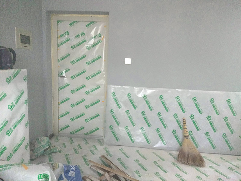 墻面翻新前保護(hù)措施：地面瓷磚鋪貼后，用壁紙刀將所有地磚縫隙清理干凈，并保證縫隙深度達(dá)到20mm以上。鋪貼完一個自然間后將瓷磚表面清理干凈，用復(fù)合保護(hù)膜進(jìn)行保護(hù)。保護(hù)膜鋪貼平整、干凈整潔，用透明膠帶固定保護(hù)膜的邊緣和膜與膜之間接縫的部位。入戶門扇用公司統(tǒng)一的門貼進(jìn)行全面包裹保護(hù)，用透明膠帶將保護(hù)膜粘貼牢固平整。用標(biāo)準(zhǔn)保護(hù)膜將門框三面保護(hù)完整并固定牢固。工程完工后拆除保護(hù)膜時如果有粘貼時的膠痕，應(yīng)用酒精或?qū)Ｓ玫那逦蹌┣宄z痕。