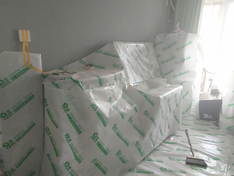 墻面翻新前保護(hù)措施：地面瓷磚鋪貼后，用壁紙刀將所有地磚縫隙清理干凈，并保證縫隙深度達(dá)到20mm以上。鋪貼完一個自然間后將瓷磚表面清理干凈，用復(fù)合保護(hù)膜進(jìn)行保護(hù)。保護(hù)膜鋪貼平整、干凈整潔，用透明膠帶固定保護(hù)膜的邊緣和膜與膜之間接縫的部位。入戶門扇用公司統(tǒng)一的門貼進(jìn)行全面包裹保護(hù)，用透明膠帶將保護(hù)膜粘貼牢固平整。用標(biāo)準(zhǔn)保護(hù)膜將門框三面保護(hù)完整并固定牢固。工程完工后拆除保護(hù)膜時如果有粘貼時的膠痕，應(yīng)用酒精或?qū)Ｓ玫那逦蹌┣宄z痕。