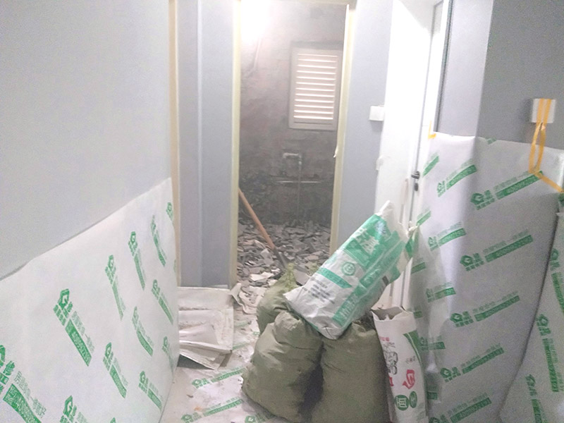 墻面翻新前保護(hù)措施：地面瓷磚鋪貼后，用壁紙刀將所有地磚縫隙清理干凈，并保證縫隙深度達(dá)到20mm以上。鋪貼完一個自然間后將瓷磚表面清理干凈，用復(fù)合保護(hù)膜進(jìn)行保護(hù)。保護(hù)膜鋪貼平整、干凈整潔，用透明膠帶固定保護(hù)膜的邊緣和膜與膜之間接縫的部位。入戶門扇用公司統(tǒng)一的門貼進(jìn)行全面包裹保護(hù)，用透明膠帶將保護(hù)膜粘貼牢固平整。用標(biāo)準(zhǔn)保護(hù)膜將門框三面保護(hù)完整并固定牢固。工程完工后拆除保護(hù)膜時如果有粘貼時的膠痕，應(yīng)用酒精或?qū)Ｓ玫那逦蹌┣宄z痕。
