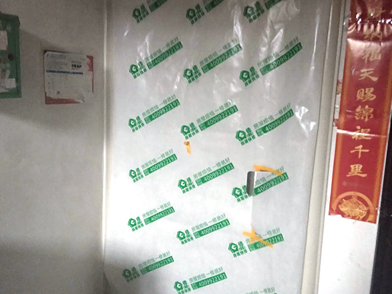 墻面翻新前保護(hù)措施：地面瓷磚鋪貼后，用壁紙刀將所有地磚縫隙清理干凈，并保證縫隙深度達(dá)到20mm以上。鋪貼完一個自然間后將瓷磚表面清理干凈，用復(fù)合保護(hù)膜進(jìn)行保護(hù)。保護(hù)膜鋪貼平整、干凈整潔，用透明膠帶固定保護(hù)膜的邊緣和膜與膜之間接縫的部位。入戶門扇用公司統(tǒng)一的門貼進(jìn)行全面包裹保護(hù)，用透明膠帶將保護(hù)膜粘貼牢固平整。用標(biāo)準(zhǔn)保護(hù)膜將門框三面保護(hù)完整并固定牢固。工程完工后拆除保護(hù)膜時如果有粘貼時的膠痕，應(yīng)用酒精或?qū)Ｓ玫那逦蹌┣宄z痕。