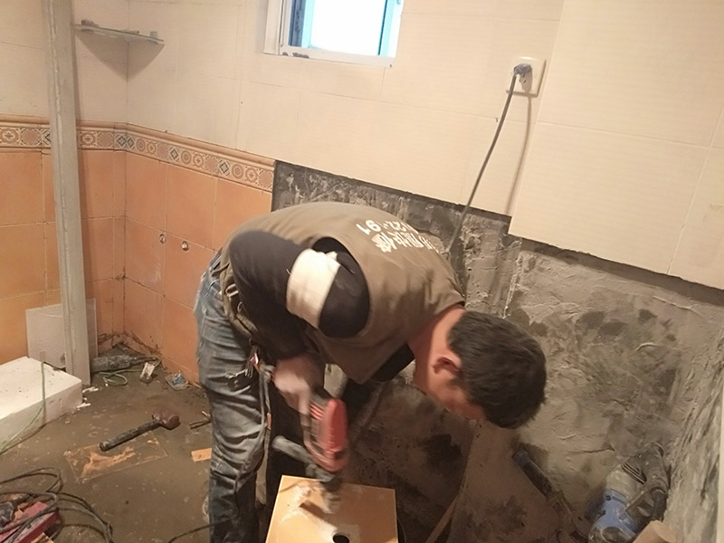 瓷磚開孔施工：瓷磚比較滑，同時(shí)也是怕瓷磚容易碎，所以用膠紙封住打孔的位置，以防止鉆頭在瓷磚上面打滑，其次膠紙封住周圍也是為了防止打孔時(shí)產(chǎn)生的震動而破壞周圍。先在打孔的位置，用磚頭輕輕的打出一個(gè)小坑坑來，或者用釘子磨出一個(gè)小洞來，之后再用電鉆打，一邊打一邊用事先準(zhǔn)備好的礦泉水瓶裝好的水澆上去，避免打鉆時(shí)太熱瓷磚容易碎掉。