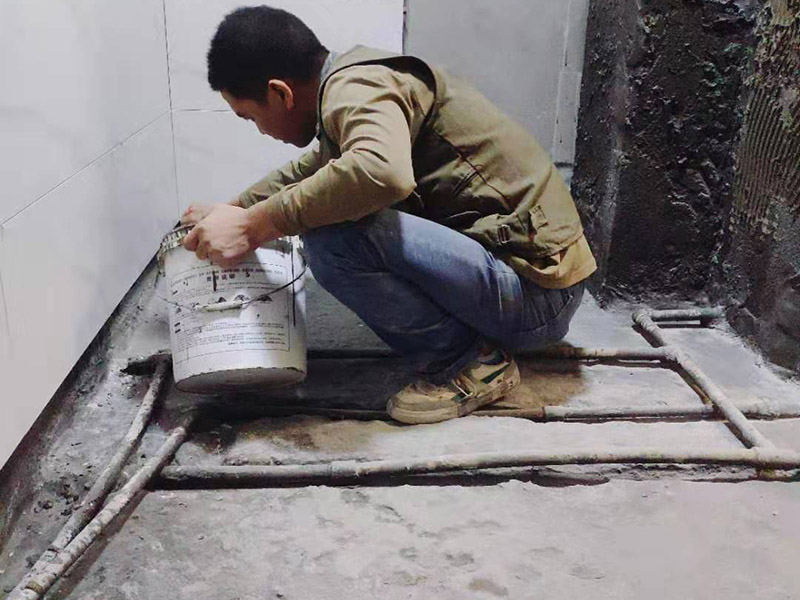 衛(wèi)生間防水方案：清理墻面和地面 在涂刷防水涂層之前，先要清理墻面和地面，同時要用連接的氣泵皮管吹盡陰角處的浮沉。刷防水涂料時先刷墻角部位，交接處應有200mm，不得有漏刷情況。 墻角涂刷完成后涂刷墻體：第一遍涂刷墻面時，應上下縱向涂刷，第二遍涂刷墻體，應左右橫向涂刷。注意、第二遍防水涂料間需要有一定時間間隔，待遍涂料干透后才能進行第二遍，具體時間視涂料而定。間隔時間太短，防水的效果會大打折扣。