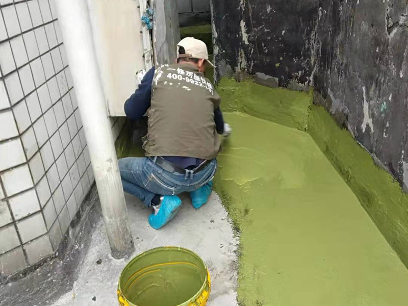 衛(wèi)生間防水方案：清理墻面和地面 在涂刷防水涂層之前，先要清理墻面和地面，同時要用連接的氣泵皮管吹盡陰角處的浮沉。刷防水涂料時先刷墻角部位，交接處應有200mm，不得有漏刷情況。 墻角涂刷完成后涂刷墻體：第一遍涂刷墻面時，應上下縱向涂刷，第二遍涂刷墻體，應左右橫向涂刷。注意、第二遍防水涂料間需要有一定時間間隔，待遍涂料干透后才能進行第二遍，具體時間視涂料而定。間隔時間太短，防水的效果會大打折扣。