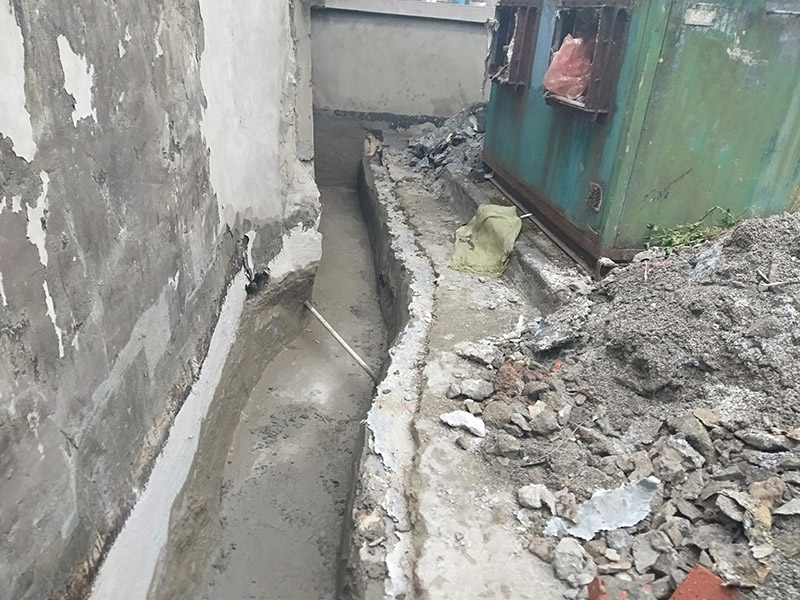 截水溝防水維修：1、確認(rèn)基面已預(yù)處理，管線外露的建議用水泥砂漿包裹覆蓋，尤其要將邊角地面的孔洞補(bǔ)平，并用水將基面充分濕潤(rùn)（無(wú)明水為準(zhǔn)）； 2、使用時(shí)將A液料組分專倒進(jìn)包裝桶（或其他容器）內(nèi)，用慢速電鉆（約400轉(zhuǎn)/分）攪拌（或人工攪拌），同時(shí)慢慢加入配套的粉料組分，攪拌3-5分鐘直至獲得均勻的混合物，靜置5分鐘等活性滲透屬物質(zhì)熟化后作業(yè)可獲得較好的效果；