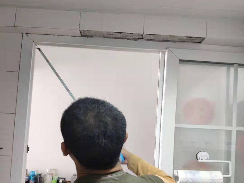 廚房門框瓷磚維修：干鋪法是將沙子和水泥按照3：1的比例混合后兌少量的水，使水泥和沙子混合到可以用手攥成團(tuán)的黏稠度。將混合好的沙子水泥鋪在地面上，用一個(gè)平板把表面摸平。在瓷磚背面抹上黏稠度非常高的水泥，把瓷磚放到地面上，用橡皮錘敲實(shí)就完成了,主要用于地面瓷磚的鋪裝.。然后涂抹到用水浸泡好的瓷磚背面貼到墻面上。濕鋪發(fā)主要應(yīng)用與墻面。干鋪對瓦工的技術(shù)要求高，砂漿的厚度大，因此造價(jià)就高，當(dāng)然干鋪法地磚平整，不易變形，不易空鼓，效果好。濕鋪法因?yàn)樯皾{中水分較多，凝固過程中水分蒸發(fā)，很容易出現(xiàn)一些小氣泡，使地磚與砂漿之間出現(xiàn)空隙，從而造成空鼓現(xiàn)象。