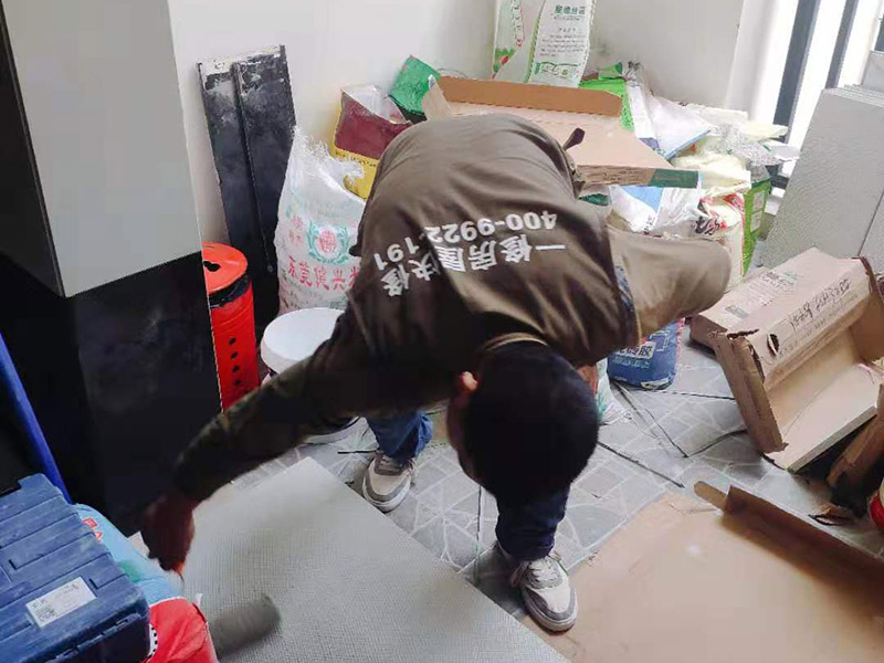 瓷磚刷背膠施工：基面的要求是要平整堅固，不能有起砂、裂縫、劃痕、凹凸不平等缺陷，基面也不能有灰塵、污漬等等。如果基面不平整，帶有污漬，建議大家應(yīng)分別采用家樂邦界面劑、膩子粉等予以套膠（松散基面）、拉毛（光滑基面）或找平處理。攪拌均勻后，需要對基面用水進(jìn)行噴濕，要全部濕潤但不能有明水。之后我們再用齒形刮板將瓷磚膠均勻涂抹于墻面和瓷磚背面上，在刮涂中我們要保證齒形刮板與基面角度一致，每次約涂抹1－2平方，然后由下到上將瓷磚揉壓上即可。