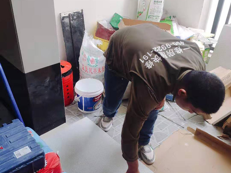 瓷磚刷背膠施工：基面的要求是要平整堅固，不能有起砂、裂縫、劃痕、凹凸不平等缺陷，基面也不能有灰塵、污漬等等。如果基面不平整，帶有污漬，建議大家應(yīng)分別采用家樂邦界面劑、膩子粉等予以套膠（松散基面）、拉毛（光滑基面）或找平處理。攪拌均勻后，需要對基面用水進(jìn)行噴濕，要全部濕潤但不能有明水。之后我們再用齒形刮板將瓷磚膠均勻涂抹于墻面和瓷磚背面上，在刮涂中我們要保證齒形刮板與基面角度一致，每次約涂抹1－2平方，然后由下到上將瓷磚揉壓上即可。