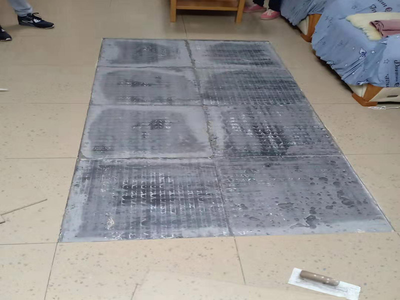客廳地磚空鼓維修：1、地磚的邊角局部空鼓，可清除地磚空鼓處周邊縫的填嵌物后，灌入水泥膠漿，輕敲地磚空鼓處，讓水泥漿滲入，可修復(fù)空鼓。2、如單塊地磚空鼓，可清除該地磚周邊的填嵌物后，用吸盤把地磚取出，割除粘貼層，重新粘貼。3、如地磚大面積空鼓，只能全部重新鋪貼了。