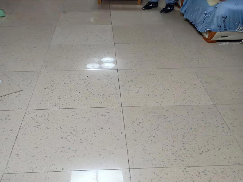 客廳地磚空鼓維修：1、地磚的邊角局部空鼓，可清除地磚空鼓處周邊縫的填嵌物后，灌入水泥膠漿，輕敲地磚空鼓處，讓水泥漿滲入，可修復(fù)空鼓。2、如單塊地磚空鼓，可清除該地磚周邊的填嵌物后，用吸盤把地磚取出，割除粘貼層，重新粘貼。3、如地磚大面積空鼓，只能全部重新鋪貼了。
