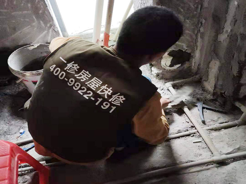衛(wèi)生間裝修:衛(wèi)生間的整體設(shè)計，必須要結(jié)合水路與電路的安全性等基本的條件，這其中水電路改造，防水工程的施工，這就是幾個必須要考慮的基礎(chǔ)工程。而先進行水電路改造，必須要考慮安全實用的標(biāo)準(zhǔn)，接下來就是做防水，衛(wèi)生間裝修步驟的基礎(chǔ)工程，要求高端才是足夠。 衛(wèi)生間的基礎(chǔ)工程完成之后，就要考慮主體工程，那就是墻地磚與吊頂，這些主體工程建設(shè)的過程中，可以是整體設(shè)計的亮點，也是土建主體的嚴(yán)謹(jǐn)性的標(biāo)準(zhǔn)。衛(wèi)生間裝修步驟主體工程墻地面與吊頂，有了基礎(chǔ)，主體施工開始，必須要講究嚴(yán)謹(jǐn)?shù)牧鞒?，才能效果更好? width=