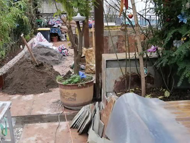 露臺磚砌櫥柜：櫥柜的水電定位時，先劃分功能區(qū)：洗菜盆區(qū)、灶臺區(qū)、切菜區(qū)、電器區(qū)，把這些區(qū)域的具體尺寸畫在墻面上，安排好進水管、排水管和各種插座的準確位置。 磚砌櫥柜制作的時候先做櫥柜的圍角，可以根據自己的喜好選擇不同顏色的瓷磚來實現(xiàn)。圍角完成以后的重要工作就是用水泥和砂漿將櫥柜的底部填實，上面鋪瓷磚。同時，瓷磚豎隔板的位置按照櫥柜圖紙進行預留。 磚砌櫥柜制作好之后，我們可以根據自己喜歡的風格選擇不同材質的石材臺面和門板，完全不影響美觀，同時對于櫥柜內部我們均采用不銹鋼條進行收邊，既美觀又好打掃衛(wèi)生。