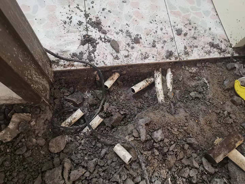 地面水管漏水修復:首先根據(jù)施工圖看水管走向，如果漏水的位置后面埋有水管，可以先把家里面的水閘關(guān)掉，放干龍頭里面的水，如果一段時候后發(fā)現(xiàn)墻面水跡不見了，證明是水管出現(xiàn)問題。 如果是請的專業(yè)的維修師傅，可以讓師傅用打壓機直接打壓檢測，若確定是墻內(nèi)水管漏水，就可以直接鑿開墻壁找水管漏點。 可以先截斷水源，然后將暗水管漏水點的墻面開鑿，找到漏水的部分，先用小鋼鋸把漏水的地方鋸掉，注意鋸口要平。用砂紙把新露出的端口輕輕打磨，然后用接口套住，將備換的新管對準接口口子，注意要對直。然后用熱熔器對新管道進行熱熔連接。 或者是將鋸掉的管道清理干凈，用專用膠水涂在端口上，稍微晾一會兒;趁此時在“竹節(jié)”接頭內(nèi)涂上膠水。把端口和“竹節(jié)”連接，然后反復轉(zhuǎn)動，直到牢固。同樣的方法去連接另一端。最后在接縫處再涂適量的膠水，確保不滲漏。