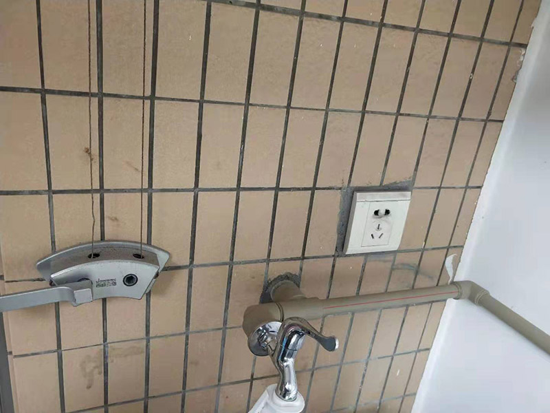 陽臺水管明裝方案:陽臺可以明裝水管。相對于暗裝的開槽施工等工程，走明裝水管的暗裝程序更加方便快捷、省心省力。施工安全，不需要使用開槽工具，能避免對房屋建筑的損壞，使用起來更安全放心。維護和修理也更方便，如果后期水管出現(xiàn)什么故障，只需要直接檢查裸露在外的水管即可，這樣無論是自己修還是請專業(yè)維修師傅來都可以。