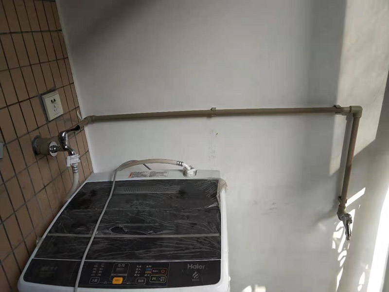 陽臺水管明裝方案:陽臺可以明裝水管。相對于暗裝的開槽施工等工程，走明裝水管的暗裝程序更加方便快捷、省心省力。施工安全，不需要使用開槽工具，能避免對房屋建筑的損壞，使用起來更安全放心。維護和修理也更方便，如果后期水管出現(xiàn)什么故障，只需要直接檢查裸露在外的水管即可，這樣無論是自己修還是請專業(yè)維修師傅來都可以。
