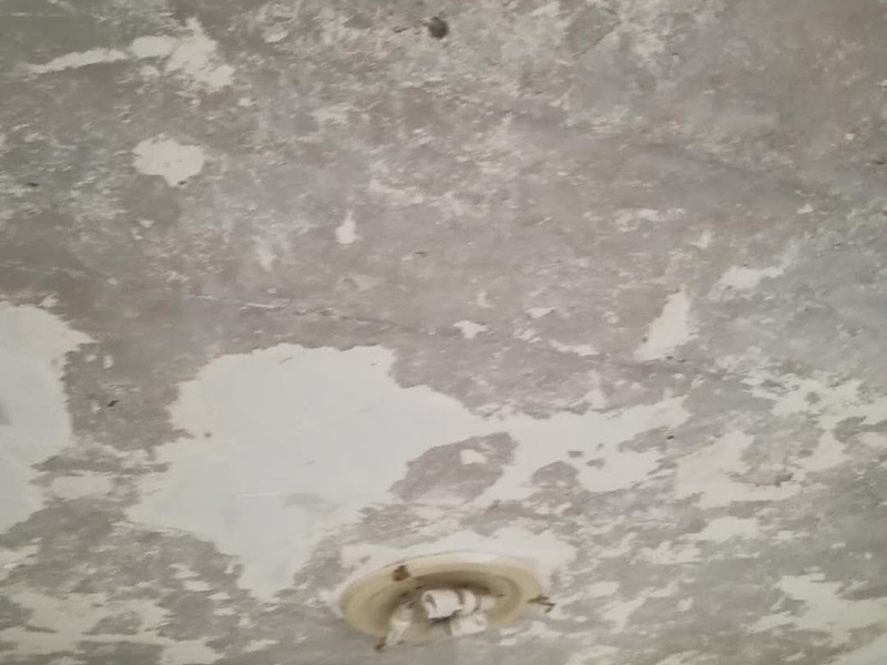 天花板鏟除翻新:1.舊墻的基本處理、舊墻的基本處理主要指清除墻面的原有裝修和裝飾。一般包括墻面原有的乳膠漆和膩?zhàn)訉拥溺P除、木裝修、其它表面裝飾物(如壁紙)的拆除等。如果只裝修了一兩年的墻面，墻體的耐水膩?zhàn)涌梢圆槐赝耆P除，用鋼刷和砂紙打磨墻面后即可重新涂刷乳膠漆。裝修時(shí)間較長的則需要將膩?zhàn)訉油耆P除，重新刷上膩?zhàn)釉龠M(jìn)行其他工序。 2.清理墻面、舊墻面在翻新前一定要做墻面基底處理，粉化嚴(yán)重的要全部鏟除，鏟除后抹上一層白水泥。原來墻面過于光滑、刷過油漆的鏟除后還要做打磨處理，把粘結(jié)不牢的表皮去掉，便于新涂料和墻體粘結(jié)。 3.涂刷底漆、墻面底漆的作用是抗堿防潮、封固基材、保護(hù)面漆，提高面漆的質(zhì)感和遮蓋力。對(duì)于老房翻新，墻面一定要做底漆，如果沒有刷底漆就直接上面漆的話，時(shí)間一長墻面容易起泡、發(fā)霉，太陽照曬時(shí)間長了也容易變色。 4.大面積修補(bǔ)、已經(jīng)上好面漆的墻面要修補(bǔ)會(huì)比較麻煩，容易產(chǎn)生色差，材料的使用時(shí)間不同，質(zhì)量也難以保證，很難達(dá)到理想效果。所以墻面的修補(bǔ)最好是整塊墻面，或是盡可能地選擇較大面積進(jìn)行修補(bǔ)，這樣可以盡量避免產(chǎn)生色差，修補(bǔ)后的質(zhì)量也更好。 5.防色差、墻面色差是修補(bǔ)墻面時(shí)需要盡量避免的。為此，應(yīng)該注意按照油漆桶的說明配比、涂刷，最好估算好用量。一次準(zhǔn)備足夠的量，這樣能保證墻面顏色一致，也能避免用量不足重新調(diào)配出來的顏色有差異。