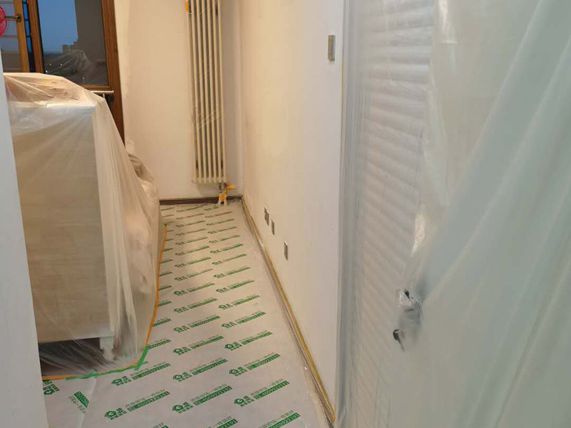 墻面翻新全屋保護：家具搬放到房屋中央，對集中放置的家具進行整體保護，防止因墻面翻新而造成不必要的損壞；地板需要用專業(yè)的保護膜進行保護；對于不能移動的家具和家電，如空調(diào)等進行成品保護；使用專業(yè)的打磨機對墻面進行打磨處理，與一般打磨機不同的是，墻面打磨是無塵打磨，在打磨的過程中不會出現(xiàn)灰塵漫天的情況。尤其需要注意有插座、開關(guān)面板的位置，防止灰塵進入。