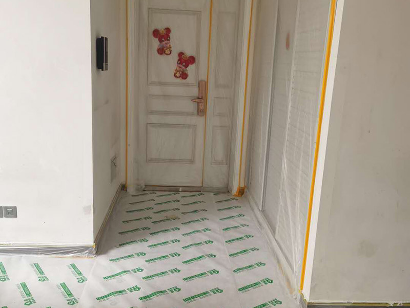 墻面翻新全屋保護：家具搬放到房屋中央，對集中放置的家具進行整體保護，防止因墻面翻新而造成不必要的損壞；地板需要用專業(yè)的保護膜進行保護；對于不能移動的家具和家電，如空調(diào)等進行成品保護；使用專業(yè)的打磨機對墻面進行打磨處理，與一般打磨機不同的是，墻面打磨是無塵打磨，在打磨的過程中不會出現(xiàn)灰塵漫天的情況。尤其需要注意有插座、開關(guān)面板的位置，防止灰塵進入。