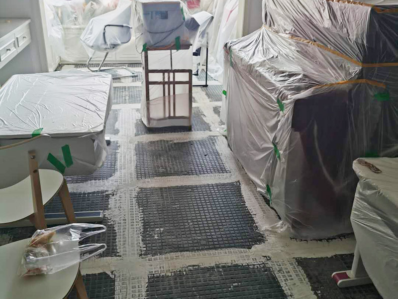 客廳地磚拆除裝修：如果是破壞性的拆除，可以借個(gè)鐵錘使勁砸；如果是替換性拆除，可以從邊角入手，一般情況下會(huì)損壞一塊地板磚，可以買一塊相同的備份；如果是用水泥固化的地板磚，那個(gè)難度就非常的大了，得請專業(yè)人士。
