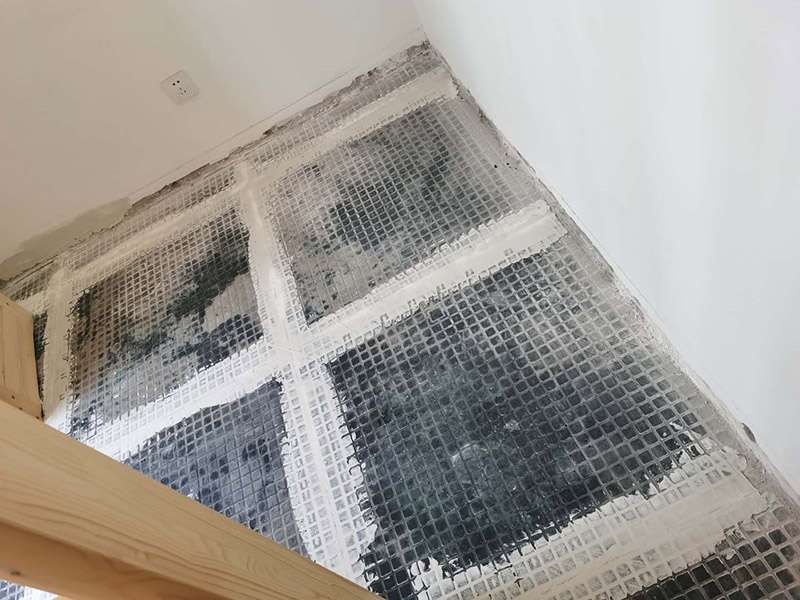 客廳地磚拆除裝修：如果是破壞性的拆除，可以借個(gè)鐵錘使勁砸；如果是替換性拆除，可以從邊角入手，一般情況下會(huì)損壞一塊地板磚，可以買一塊相同的備份；如果是用水泥固化的地板磚，那個(gè)難度就非常的大了，得請專業(yè)人士。