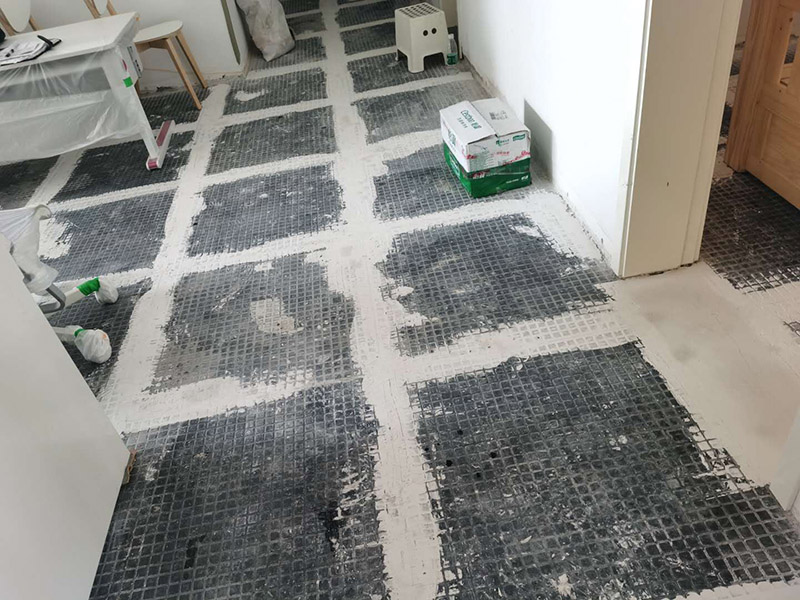 客廳地磚拆除裝修：如果是破壞性的拆除，可以借個(gè)鐵錘使勁砸；如果是替換性拆除，可以從邊角入手，一般情況下會(huì)損壞一塊地板磚，可以買一塊相同的備份；如果是用水泥固化的地板磚，那個(gè)難度就非常的大了，得請專業(yè)人士。