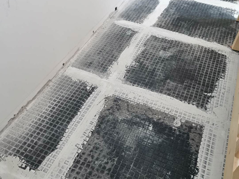 客廳地磚拆除裝修：如果是破壞性的拆除，可以借個(gè)鐵錘使勁砸；如果是替換性拆除，可以從邊角入手，一般情況下會(huì)損壞一塊地板磚，可以買一塊相同的備份；如果是用水泥固化的地板磚，那個(gè)難度就非常的大了，得請專業(yè)人士。