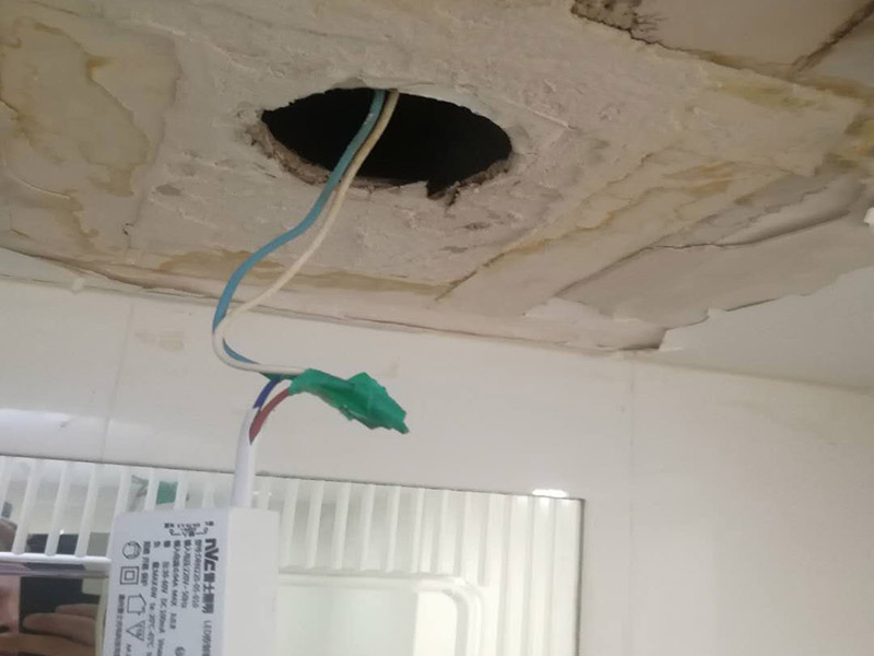 天花板燈具線路檢修：為避免發(fā)生裝修火災(zāi)，施工人員必須嚴(yán)格按照有關(guān)電力設(shè)計(jì)技術(shù)規(guī)范和有關(guān)規(guī)定進(jìn)行施工，裝修內(nèi)層須使用防火裝潢材料。裝修時(shí)不能亂拉、亂接。要考慮便于檢查線路，絕緣層破損要及時(shí)更換。裝修布線之前，首先應(yīng)將所有電路進(jìn)行綜合設(shè)計(jì)、進(jìn)行總體規(guī)劃。這樣不僅節(jié)省時(shí)間，也有利于以后的檢修維護(hù)。日常生活中，首先不要私拉亂接，私拉亂接是違反用電制度的，在安裝上不符合要求，最容易出事故;另外，在日常生活中換燈泡、擦燈泡的時(shí)候，先將電流關(guān)上，不要用濕手、濕布擦燈泡，要站在木凳或桌子上，不要站在地上去擦，防止開(kāi)關(guān)萬(wàn)一失靈漏電;螺絲口燈泡的金屬部分跟地線通著，電燈開(kāi)著的時(shí)候燈頭有電，露在外邊的螺絲部分，人的手碰著就觸電，需要特別注意。