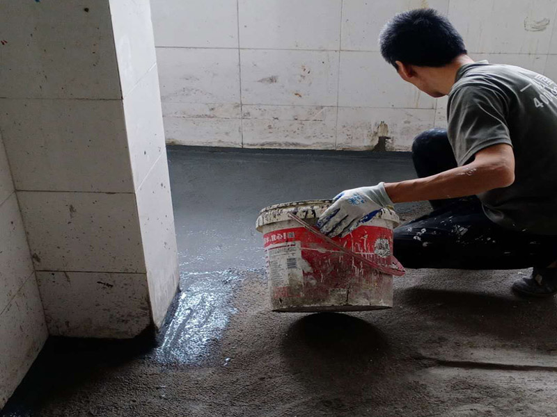 衛(wèi)生間地面防水：1.利用水泥砂漿水泥砂漿或豆石混凝土鋪平坡度。訣竅是：地漏附近坡度大，門(mén)口附近坡度小。 2.利用管根密封膏封嚴(yán)管線(xiàn)，管線(xiàn)要穿透樓板根部。刷防水涂料時(shí)可以貼1-2層玻璃絲布加強(qiáng)防水性。 3.墻壁表面打磨成干凈平光沒(méi)有顆粒灰塵，墻壁與地面的交接區(qū)域注意原角和坡角的設(shè)置。 4.聚氨酯防水涂膜由管根和墻角處開(kāi)始進(jìn)行涂抹，在常溫下經(jīng)過(guò)4小時(shí)放干后，再大面積涂抹和刮刷。注意涂料總厚度大于1. 5毫米，不能有漏刮和鼓泡的不良現(xiàn)象。24小時(shí)后立面涂刷下一層，之后再以垂直的方向進(jìn)行二次涂刷。最后涂膜半固化，拋甩粗砂粒方便與水泥砂漿融合。 5.防水層的設(shè)置與具體區(qū)域有關(guān)。防水地面的防水層應(yīng)高出地面200寬，地面防水層應(yīng)超出衛(wèi)生間門(mén)口以外300寬。而又淋浴的衛(wèi)生間墻面防水層則應(yīng)設(shè)置為高出地面1800寬。 6.展開(kāi)閉水實(shí)驗(yàn)的時(shí)候，先完成防水工作再利用包立管方法。之后再局部進(jìn)行防水。閉水試驗(yàn)也可為了避免破壞地面防水層而免做。