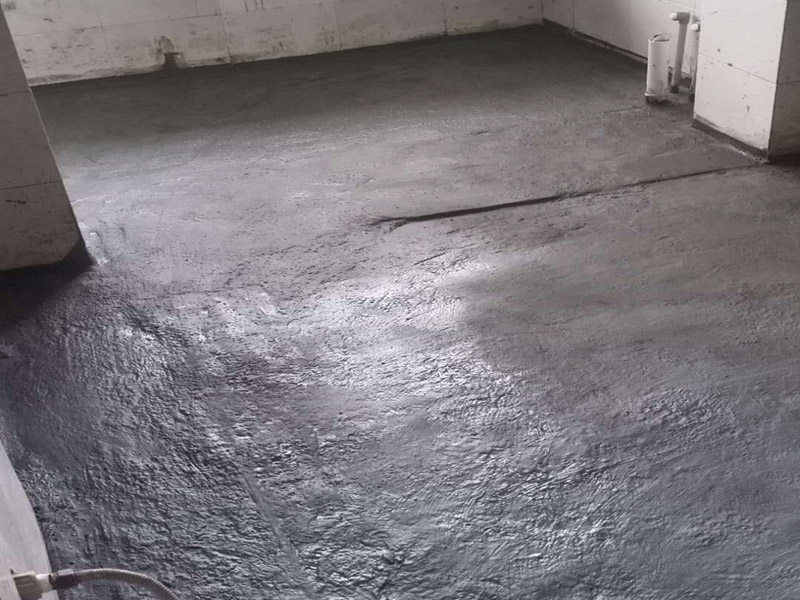 衛(wèi)生間地面防水：1.利用水泥砂漿水泥砂漿或豆石混凝土鋪平坡度。訣竅是：地漏附近坡度大，門(mén)口附近坡度小。 2.利用管根密封膏封嚴(yán)管線(xiàn)，管線(xiàn)要穿透樓板根部。刷防水涂料時(shí)可以貼1-2層玻璃絲布加強(qiáng)防水性。 3.墻壁表面打磨成干凈平光沒(méi)有顆?；覊m，墻壁與地面的交接區(qū)域注意原角和坡角的設(shè)置。 4.聚氨酯防水涂膜由管根和墻角處開(kāi)始進(jìn)行涂抹，在常溫下經(jīng)過(guò)4小時(shí)放干后，再大面積涂抹和刮刷。注意涂料總厚度大于1. 5毫米，不能有漏刮和鼓泡的不良現(xiàn)象。24小時(shí)后立面涂刷下一層，之后再以垂直的方向進(jìn)行二次涂刷。最后涂膜半固化，拋甩粗砂粒方便與水泥砂漿融合。 5.防水層的設(shè)置與具體區(qū)域有關(guān)。防水地面的防水層應(yīng)高出地面200寬，地面防水層應(yīng)超出衛(wèi)生間門(mén)口以外300寬。而又淋浴的衛(wèi)生間墻面防水層則應(yīng)設(shè)置為高出地面1800寬。 6.展開(kāi)閉水實(shí)驗(yàn)的時(shí)候，先完成防水工作再利用包立管方法。之后再局部進(jìn)行防水。閉水試驗(yàn)也可為了避免破壞地面防水層而免做。