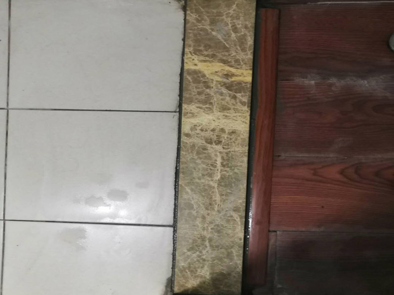門框石安裝維修：在用水泥砂漿砌臥時，衛(wèi)生間內(nèi)一側(cè)地面留點縫隙，大致控制在5毫米寬左右，內(nèi)用水泥砂漿填滿后，表面略低呈凹狀，完后用建筑膠或硅膠(固定潔具也要用到的材料)打一圈，這樣，即使水泥砂漿有裂縫與門檻石脫開。過高的高差，可以選用加厚石材另定制。注意家中是否有老人或行動不便的人員使用。門檻石的尺寸要根據(jù)門檻的長寬來定，寧愿購買稍微長一點寬一點的也不要買尺寸不足的，不然很難打理和修補的。