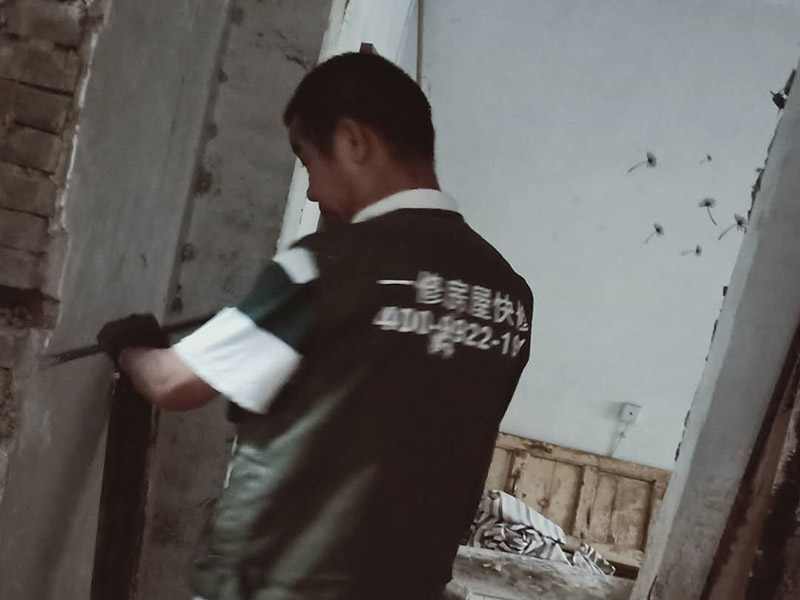 全屋舊墻鏟除翻新:墻面變色變臟、開裂、起皮、起鼓、不平、發(fā)霉、白色絮狀物、粉化掉灰、滲水，這些問題 在舊墻面上重新刷乳膠漆之前，一般先要對舊墻上的油污、浮灰、空鼓或裂紋等做處理，清除浮灰，鏟除起砂翹皮等部位，對油污的部位，應(yīng)先將原有涂層鏟除，不能鏟除應(yīng)徹底清洗干凈，墻面清理完畢，在用膩子批刮兩道。