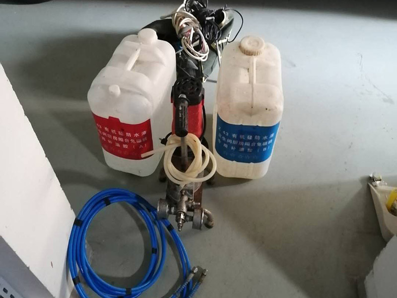 漏水維修材料入場:材料購買以后，購買方就需要通知合同的另一方準(zhǔn)備對材料進行驗收。而且這個驗收最好是安排在材料進場時立即進行。所以，約定驗收時間非常必要。以免出現(xiàn)材料進場時，另一方?jīng)]有時間對材料進行驗收，影響施工進度。