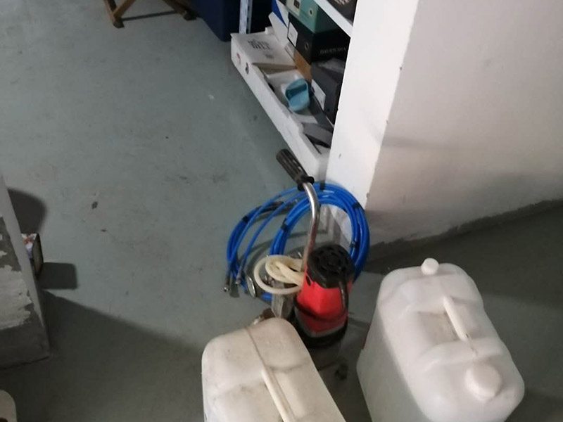 漏水維修材料入場:材料購買以后，購買方就需要通知合同的另一方準(zhǔn)備對材料進行驗收。而且這個驗收最好是安排在材料進場時立即進行。所以，約定驗收時間非常必要。以免出現(xiàn)材料進場時，另一方?jīng)]有時間對材料進行驗收，影響施工進度。